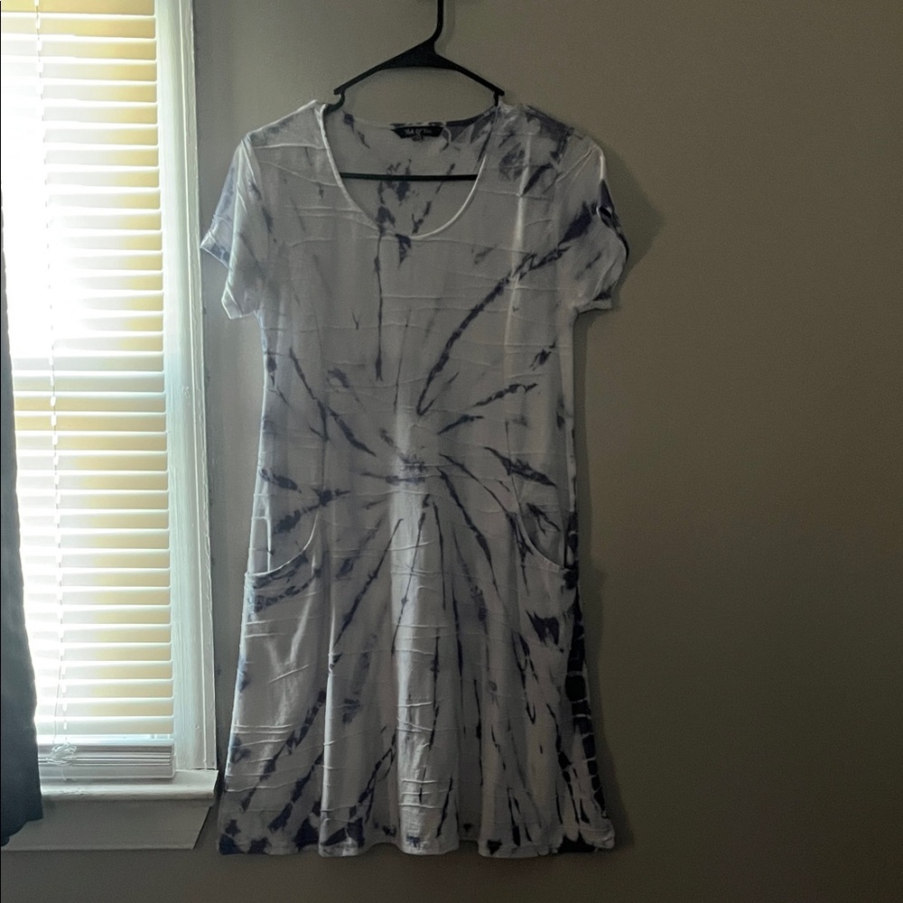 Casual Tie-Dye Midi Dress in White & Navy